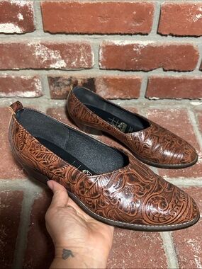 Vintage Tic Tac Toes Embossed Tooled Leather Floral Detail Made in USA Size 9